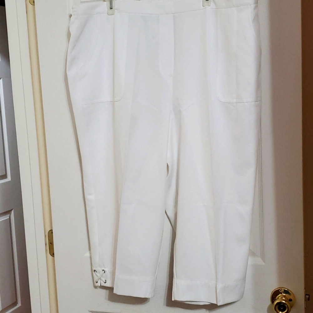 Alfred Dunner Women's Size 22W White Capris NWT